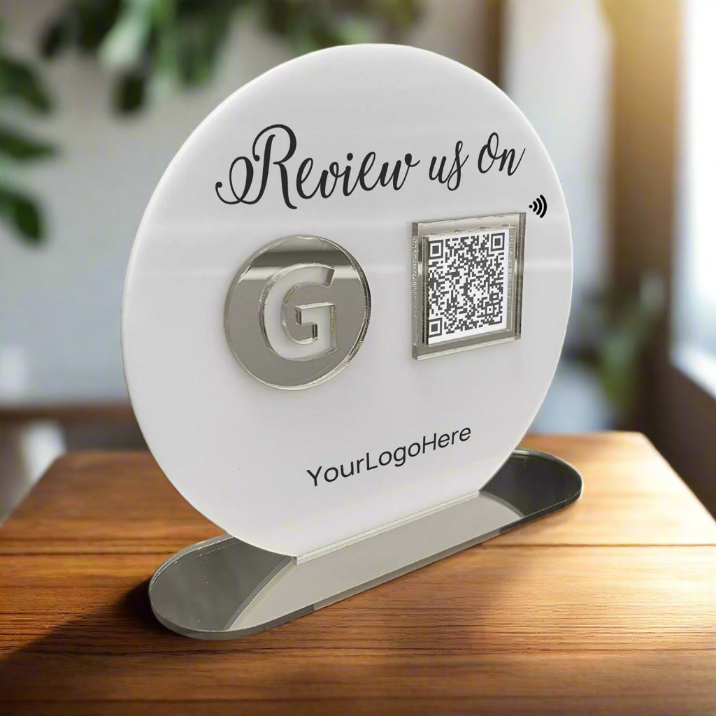 Smart-Tap, Google Review Table Talker με NFC/QR Code, O-Shape με το λογότυπό σας. Άσπρη πλάτη με ασημένια  διακοσμητικά