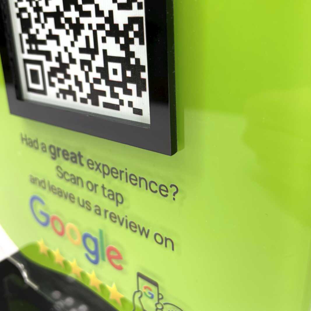 Smart-Tap, Google Review Table Talker T-Shape διάφανο με χρωματιστό αυτοκόλλητο και το λογότυπό σας.